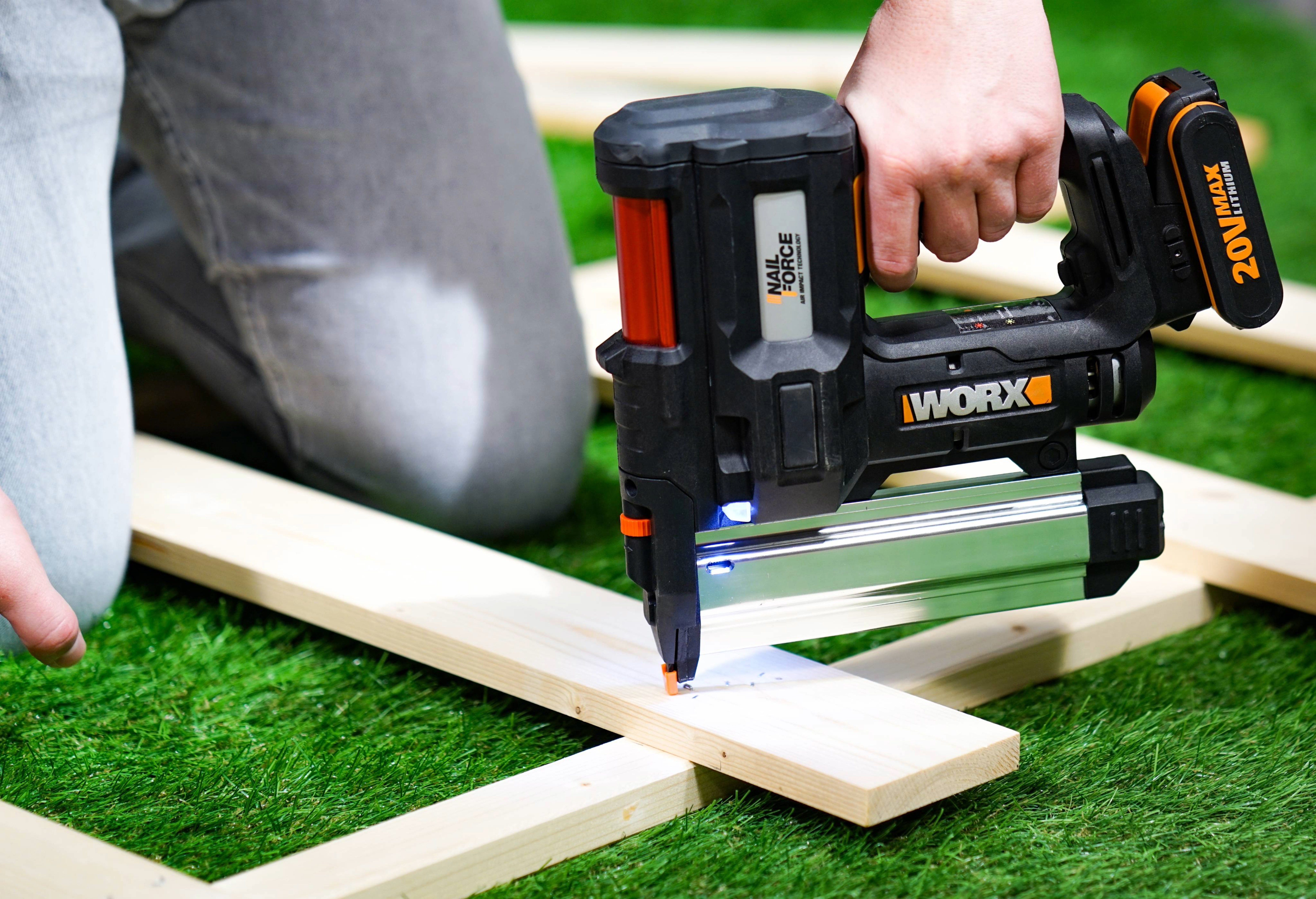 Worx WX840 - Grapadora Clavadora 20V 2.0Ah (1 bat)